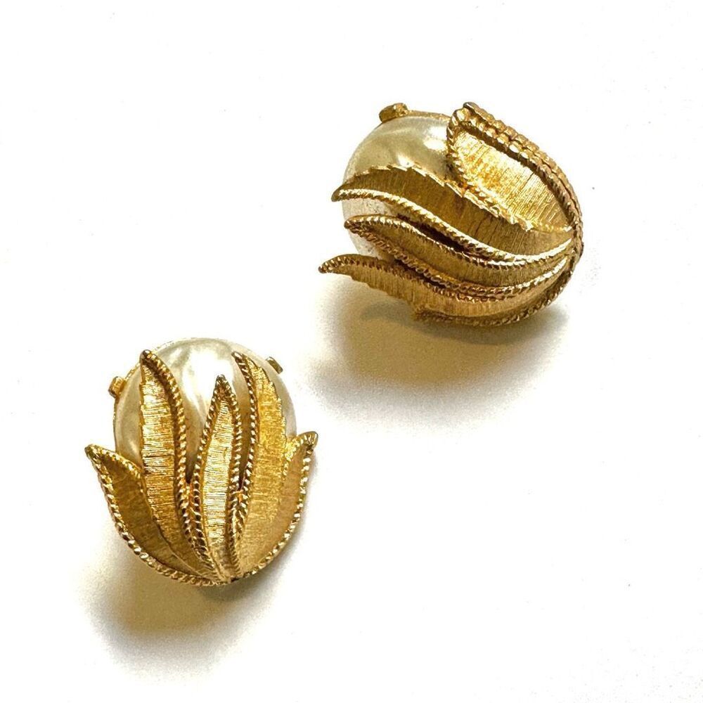 Sarah Coventry hidden pearl vintage clip on earrings